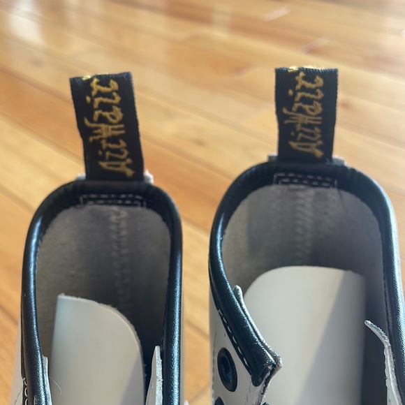 Dr. Martens AirWair w bouncing soles Size 7 WHITE - Picture 16 of 16